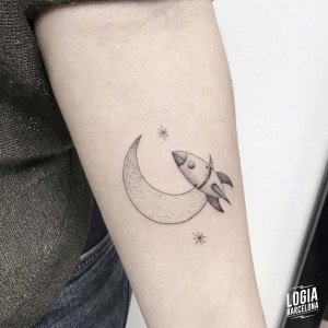 tatuaje_brazo_cohete_luna_logiabarcelona_moly_moonlight